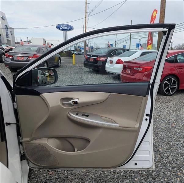 Toyota Corolla LE 4-Speed AT 2013