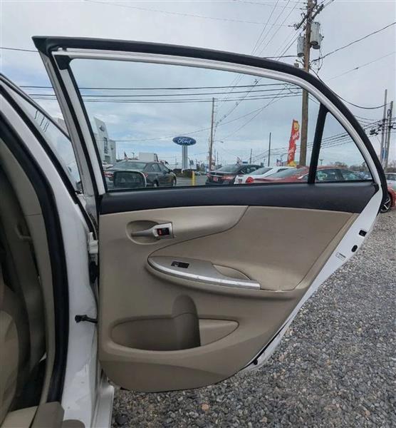 Toyota Corolla LE 4-Speed AT 2013