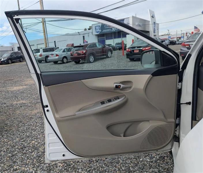 Toyota Corolla LE 4-Speed AT 2013