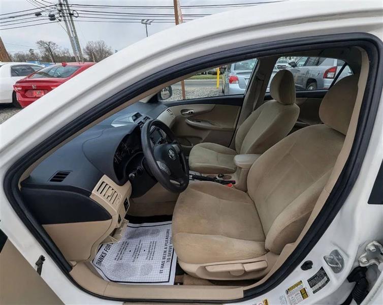 Toyota Corolla LE 4-Speed AT 2013