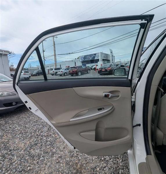 Toyota Corolla LE 4-Speed AT 2013