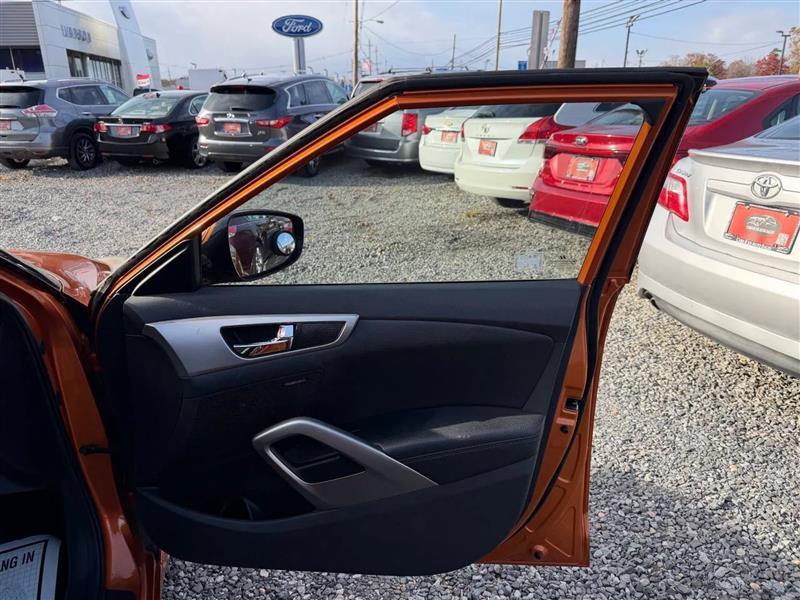 Hyundai Veloster Base 2012