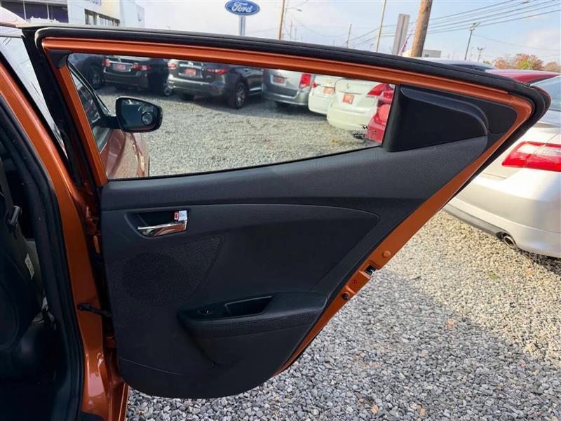 Hyundai Veloster Base 2012