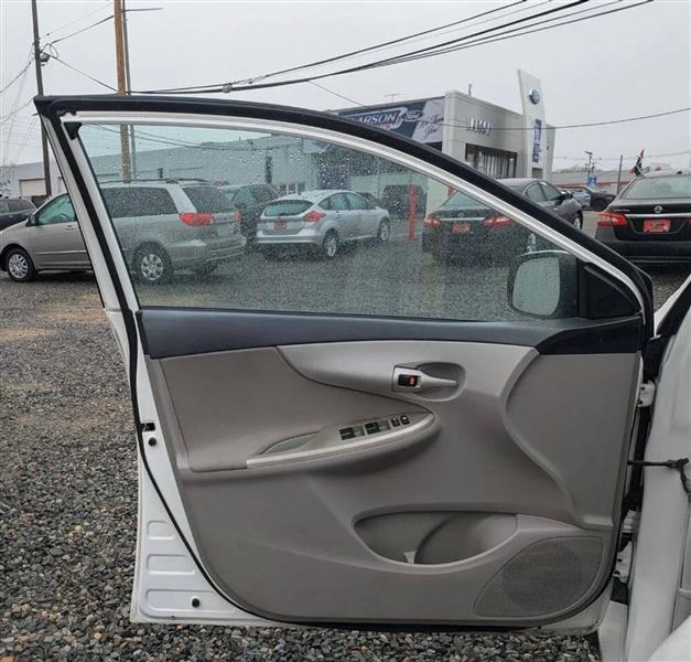 Toyota Corolla LE 4-Speed AT 2013