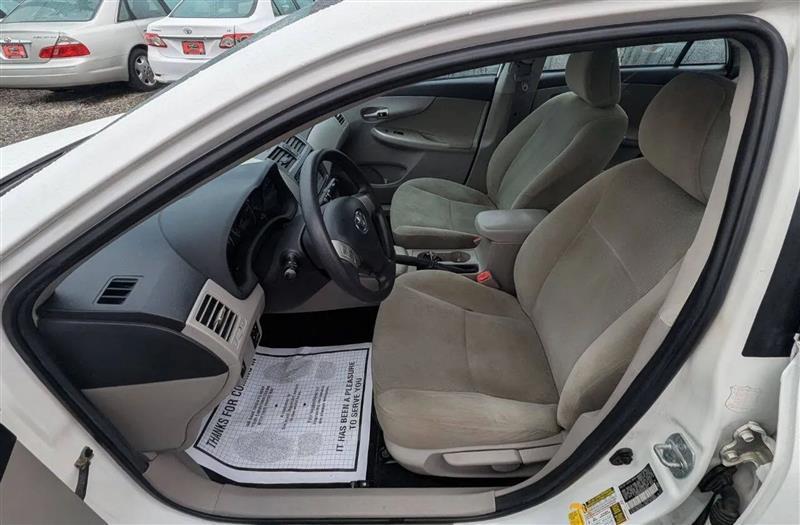 Toyota Corolla LE 4-Speed AT 2013