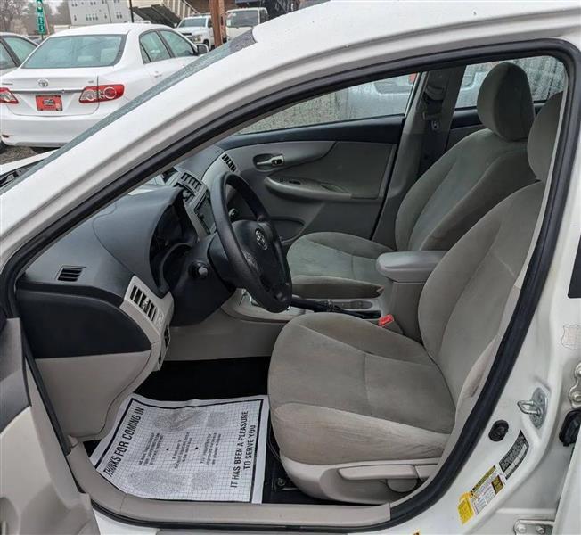 Toyota Corolla LE 4-Speed AT 2013