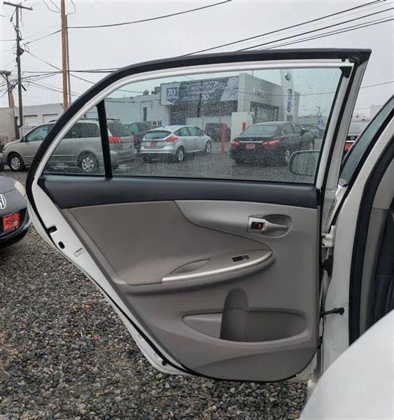 Toyota Corolla LE 4-Speed AT 2013