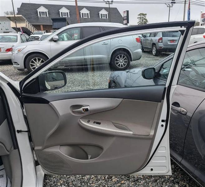 Toyota Corolla LE 4-Speed AT 2013