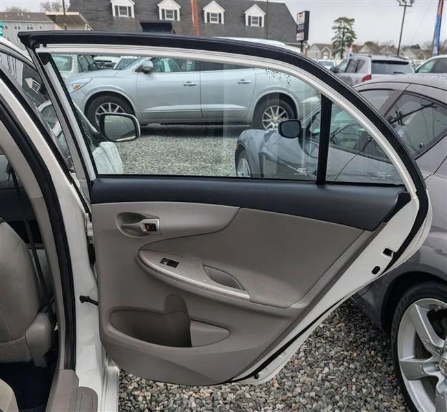 Toyota Corolla LE 4-Speed AT 2013