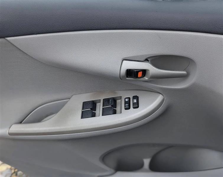 Toyota Corolla LE 4-Speed AT 2013