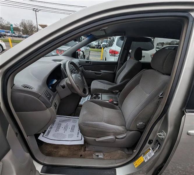 Toyota Sienna LE 7-Passenger 2006