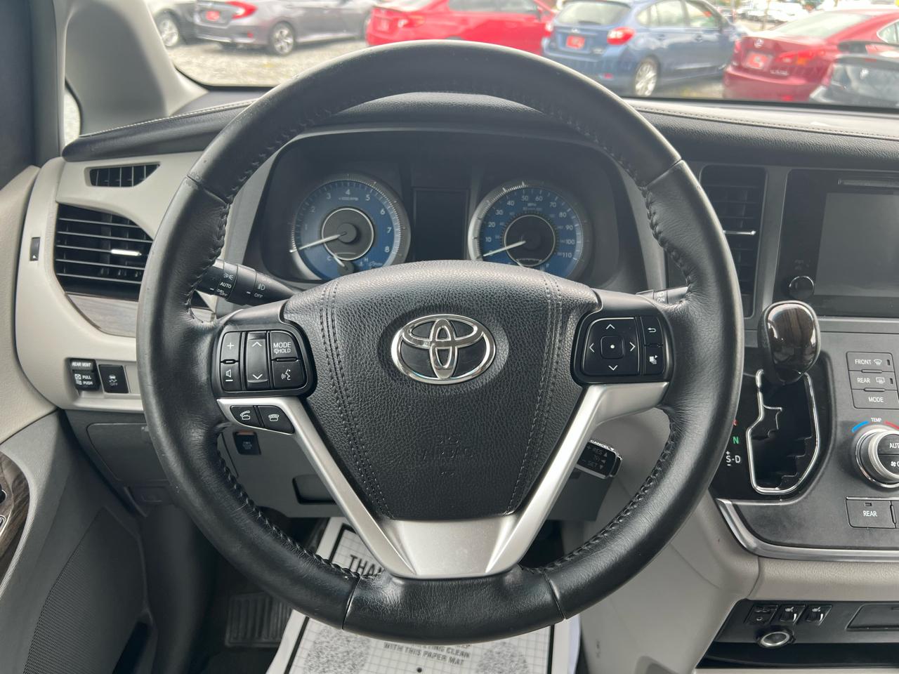 Toyota Sienna XLE FWD 8-Passenger V6 2015