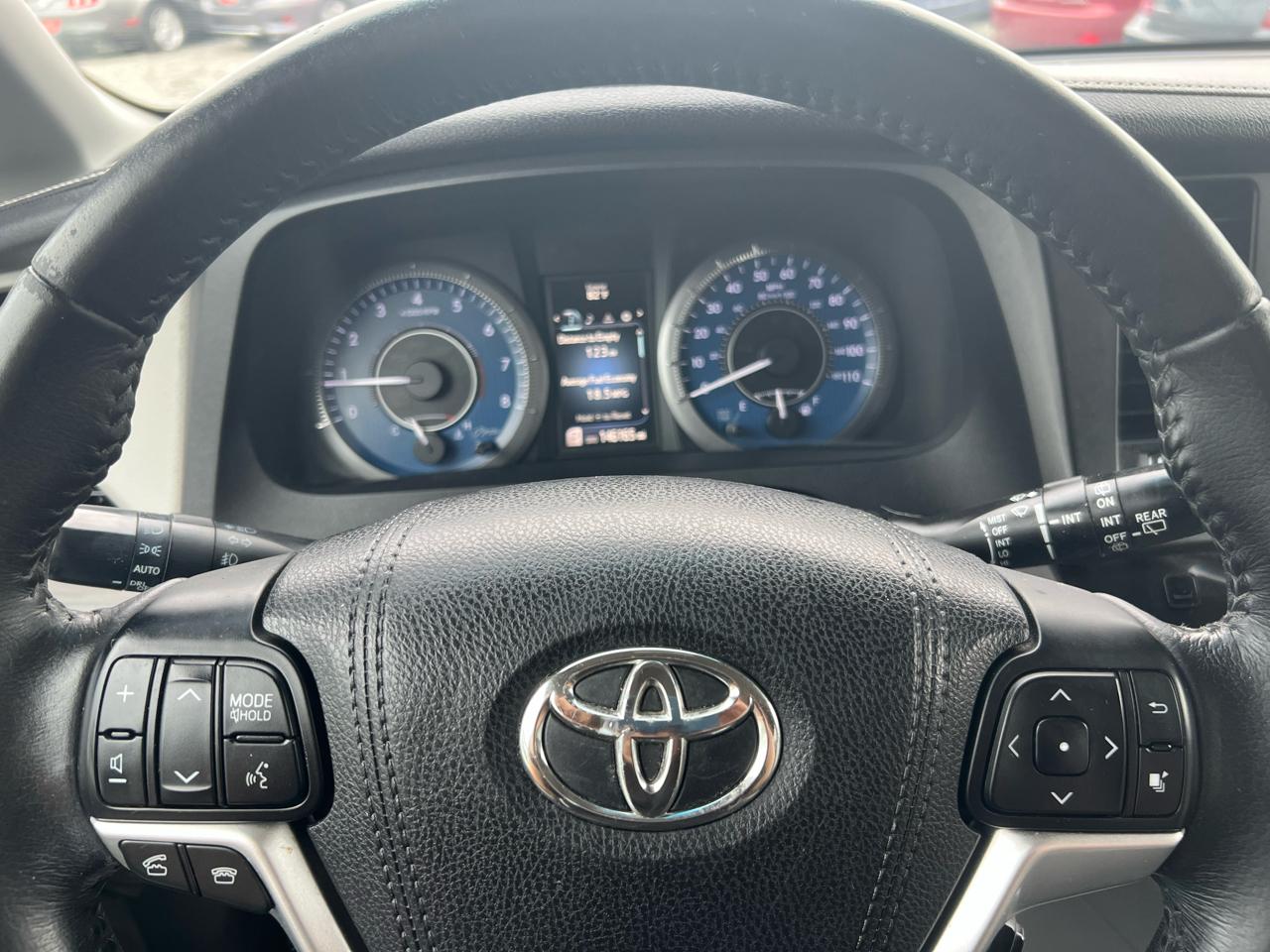 Toyota Sienna XLE FWD 8-Passenger V6 2015