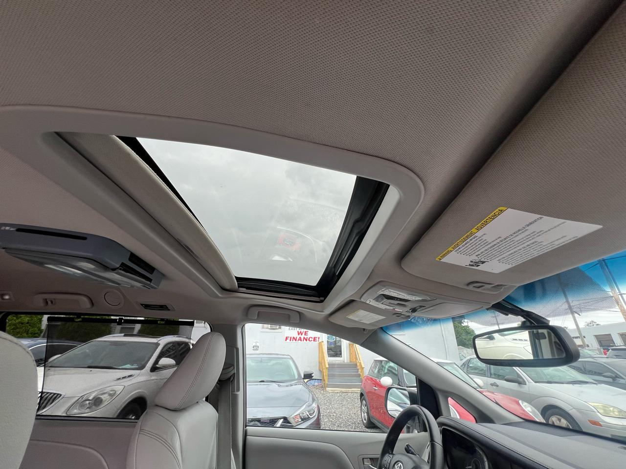 Toyota Sienna XLE FWD 8-Passenger V6 2015