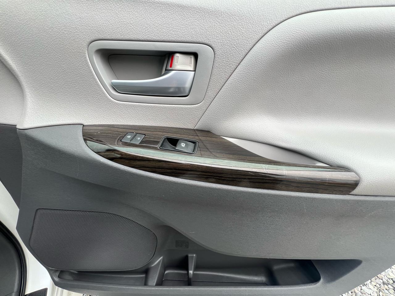 Toyota Sienna XLE FWD 8-Passenger V6 2015