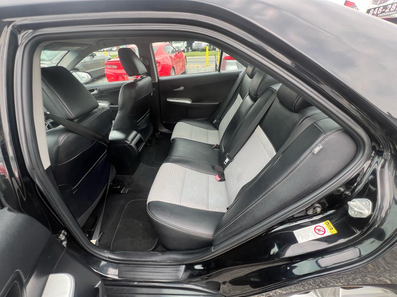 Toyota Camry 4dr Sdn I4 Auto SE (Natl) 2012