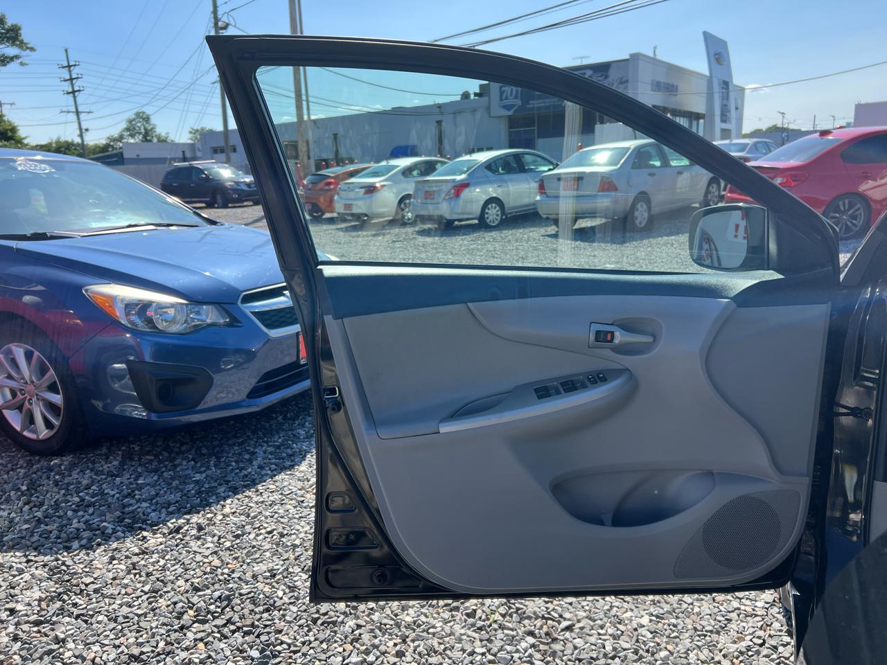 Toyota Corolla 4dr Sdn LE Auto 2012