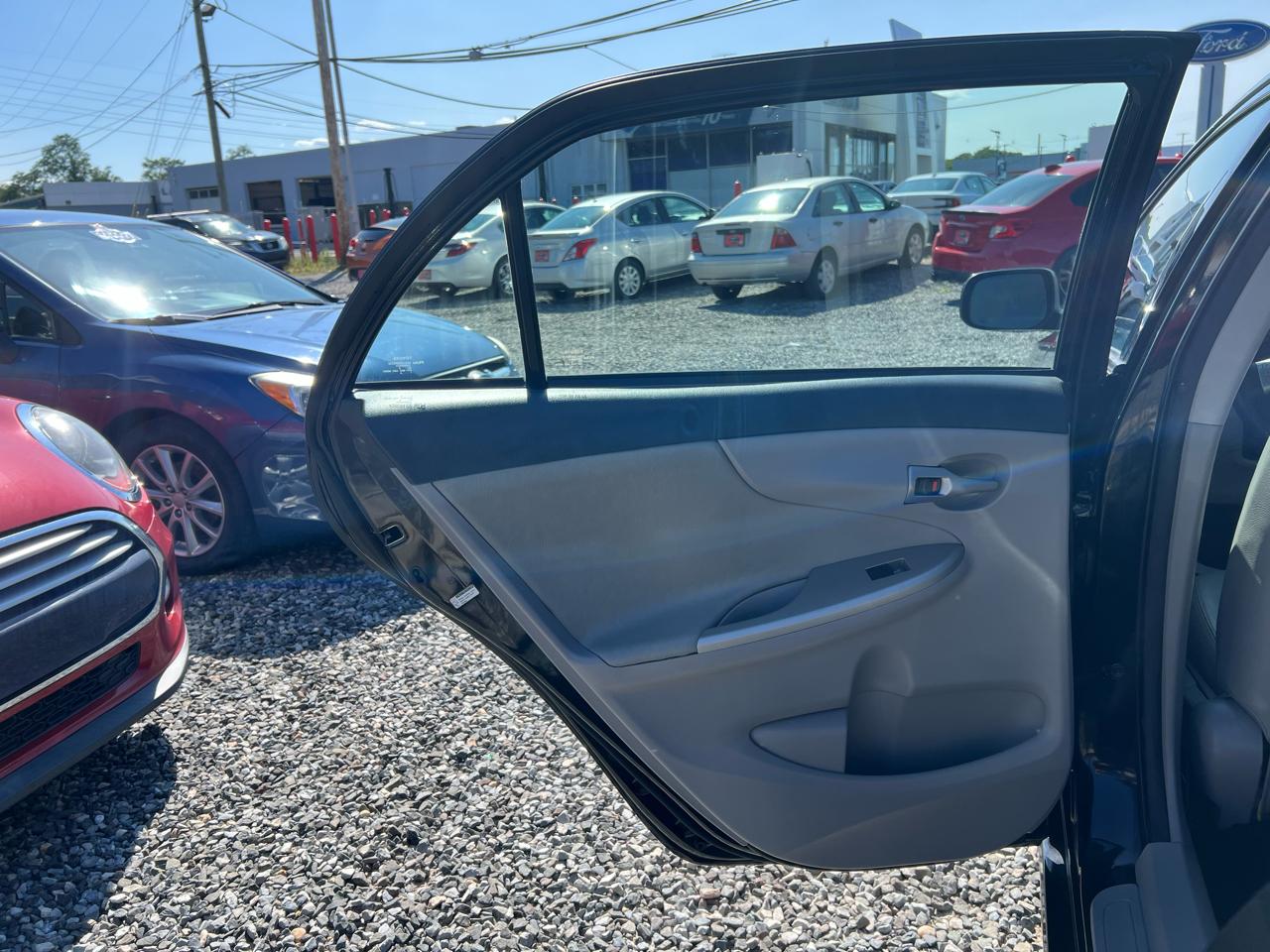 Toyota Corolla 4dr Sdn LE Auto 2012