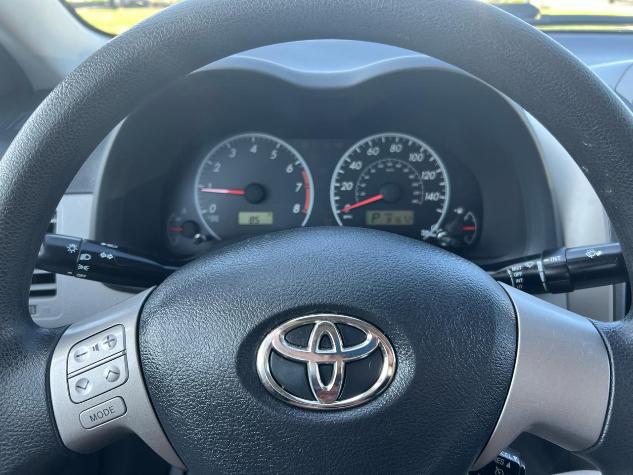 Toyota Corolla 4dr Sdn LE Auto 2012