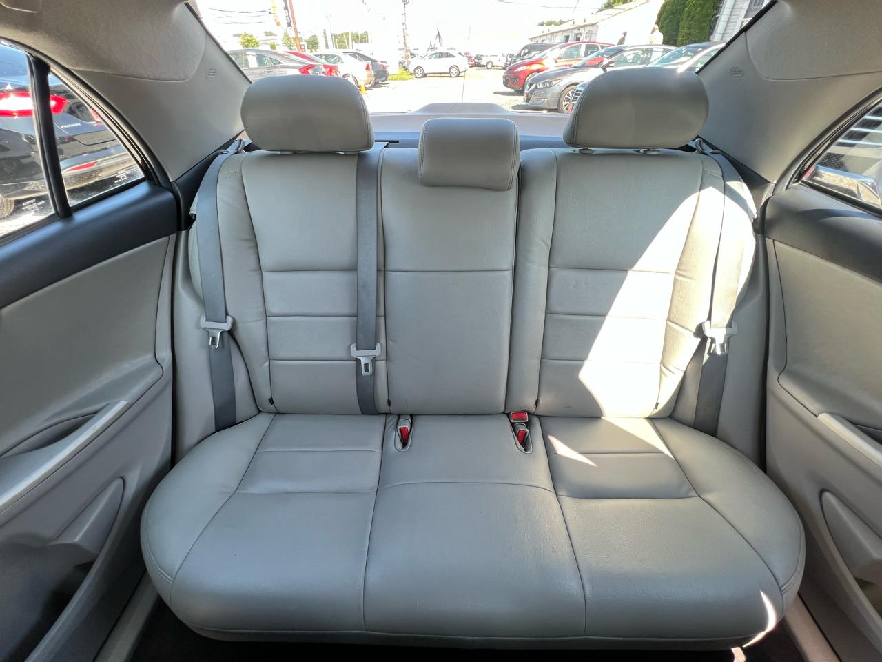 Toyota Corolla 4dr Sdn LE Auto 2012