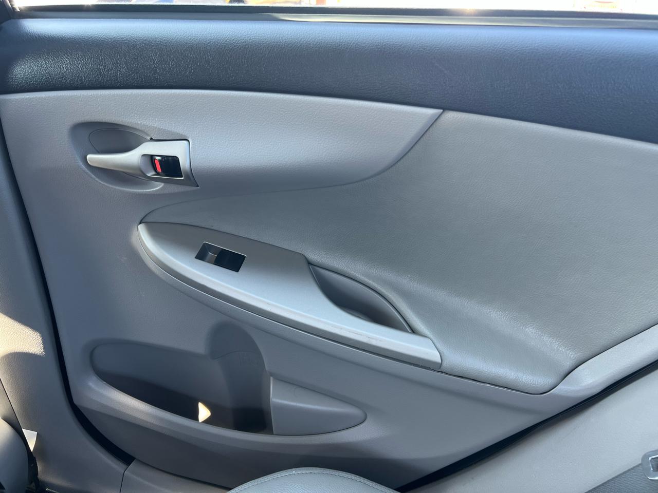 Toyota Corolla 4dr Sdn LE Auto 2012