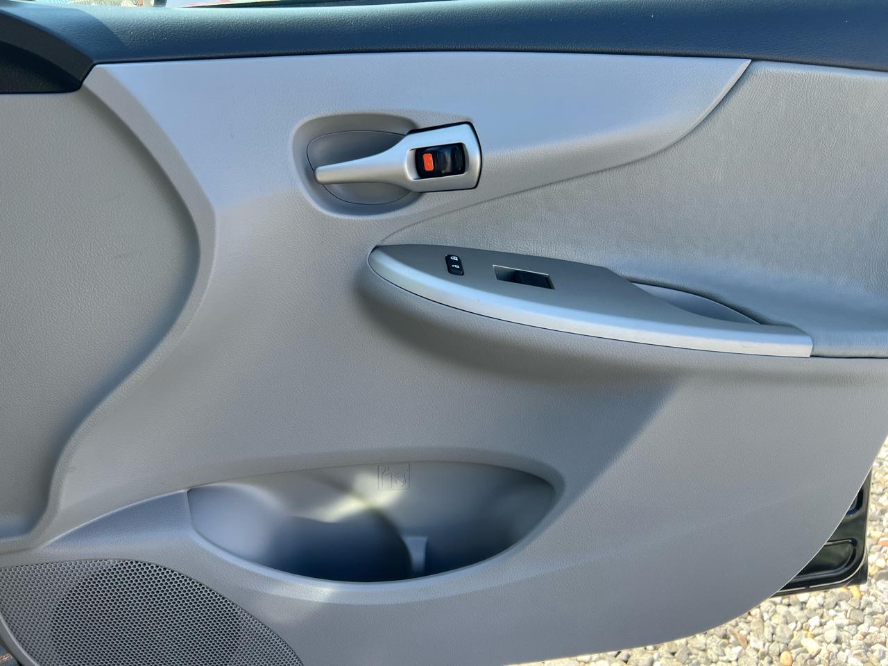Toyota Corolla 4dr Sdn LE Auto 2012