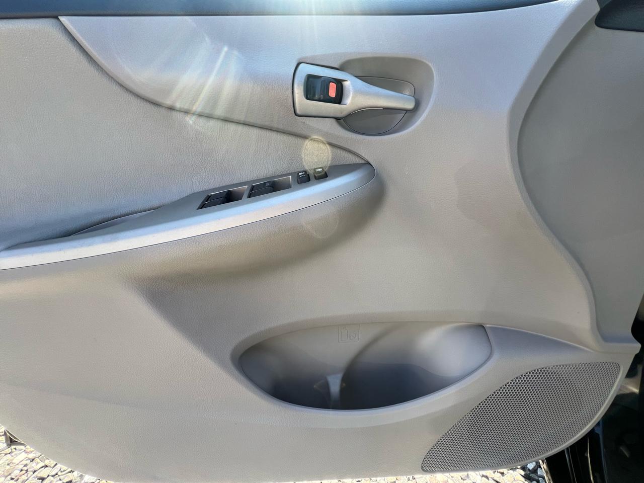 Toyota Corolla 4dr Sdn LE Auto 2012