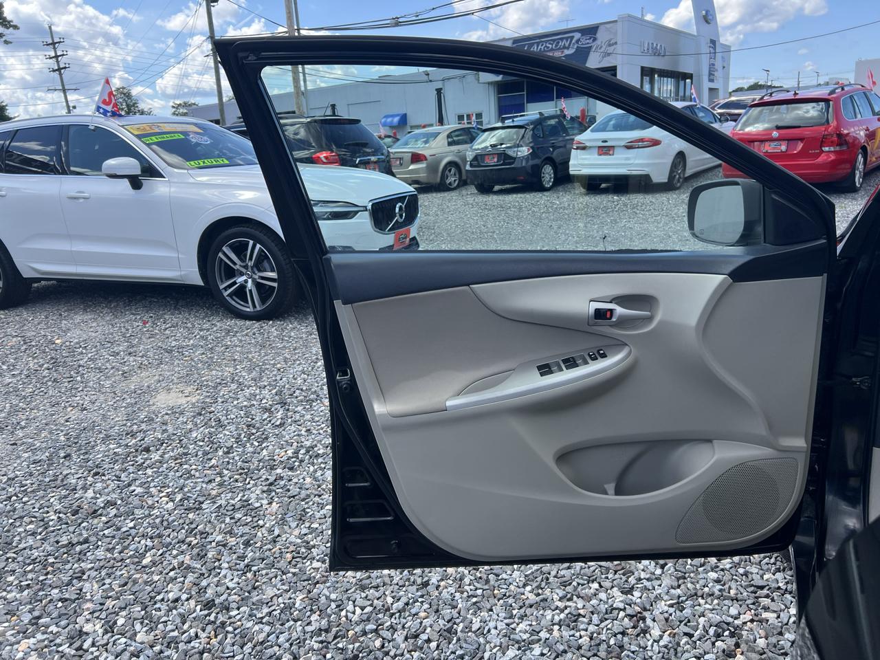 Toyota Corolla 4dr Sdn LE Auto 2012