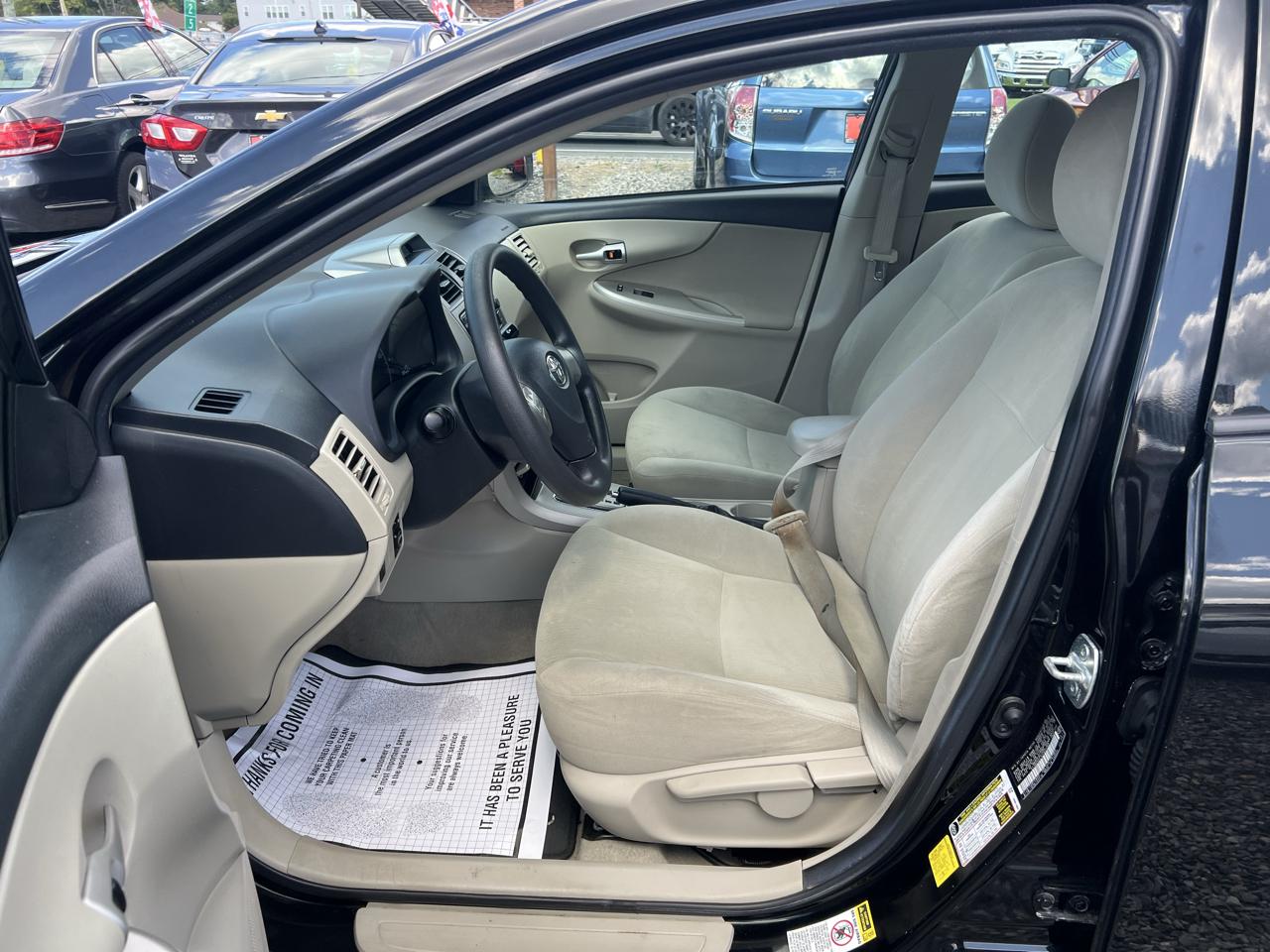 Toyota Corolla 4dr Sdn LE Auto 2012