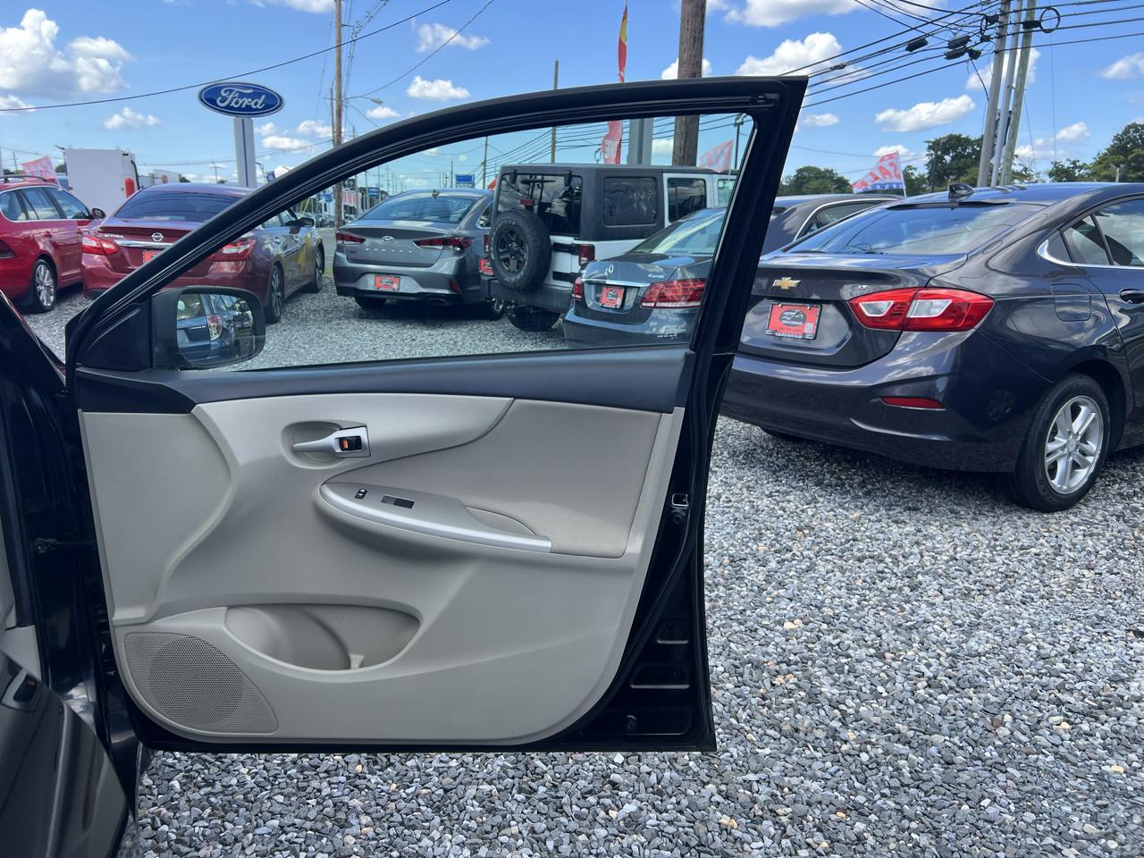 Toyota Corolla 4dr Sdn LE Auto 2012