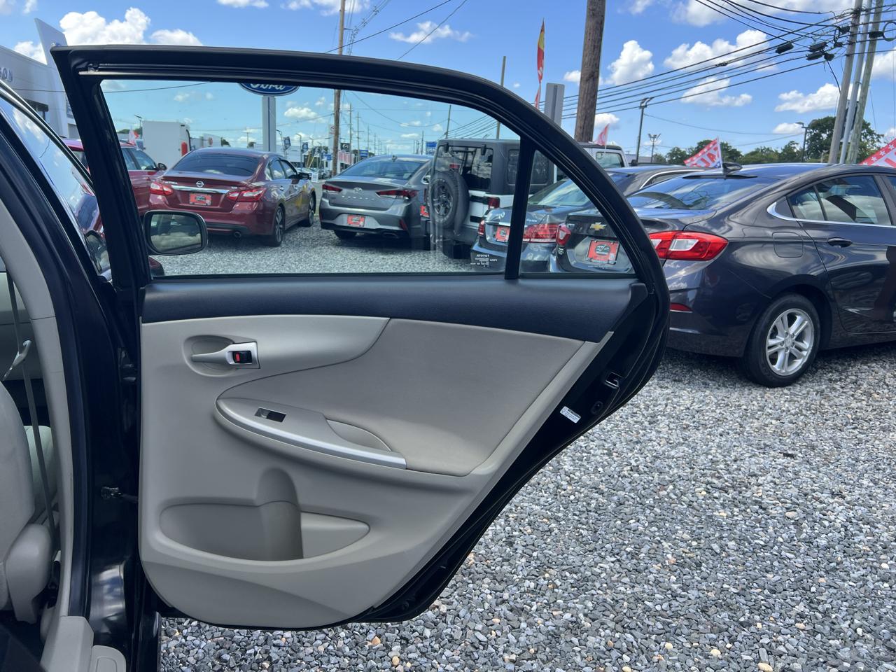 Toyota Corolla 4dr Sdn LE Auto 2012