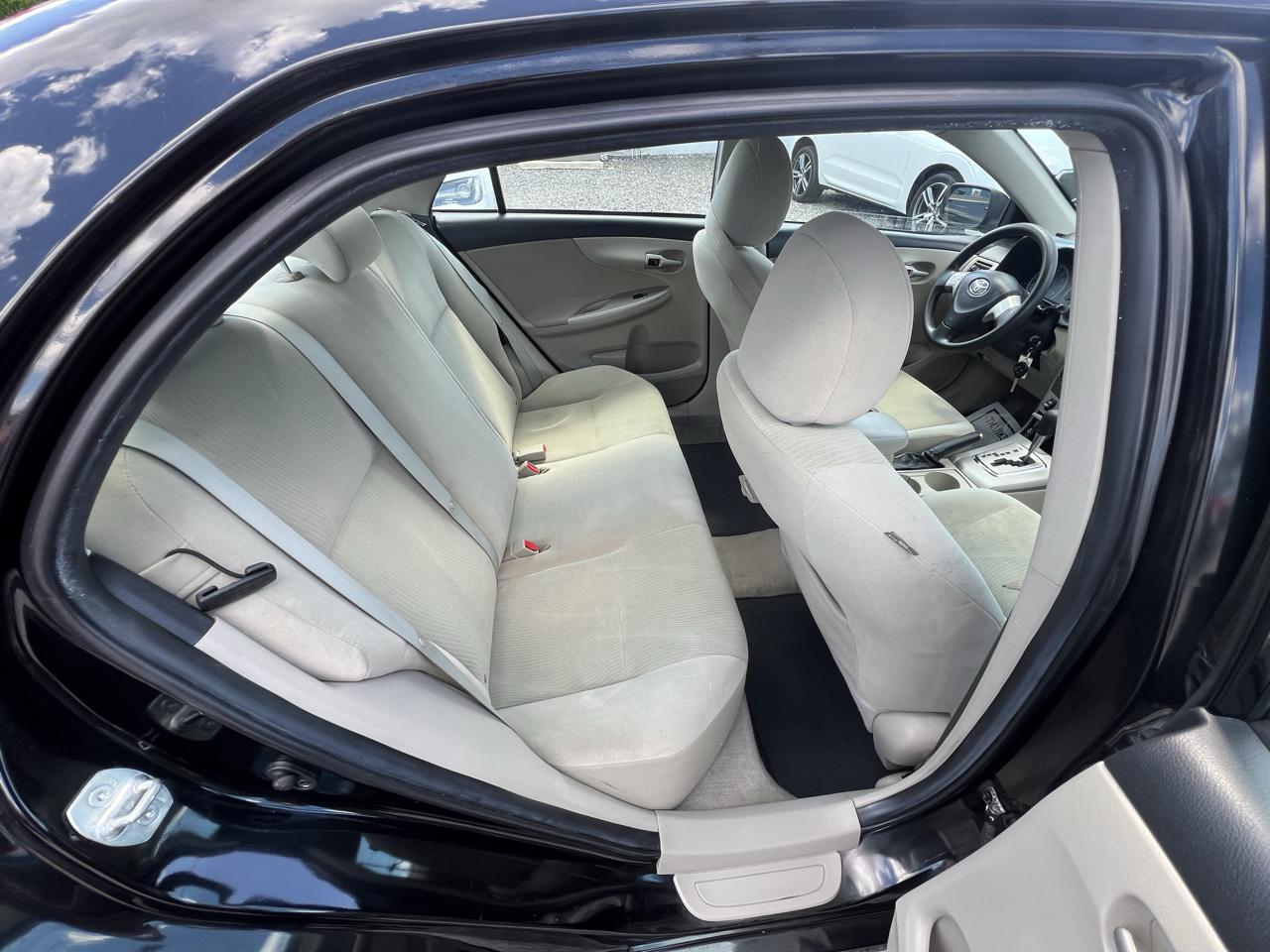 Toyota Corolla 4dr Sdn LE Auto 2012