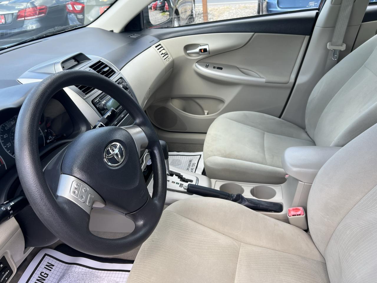 Toyota Corolla 4dr Sdn LE Auto 2012