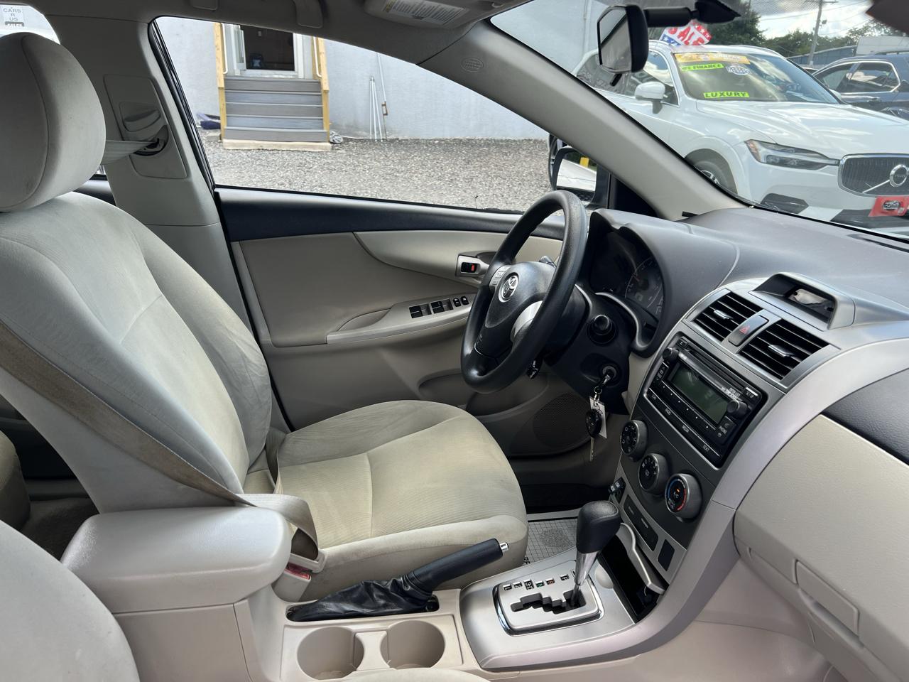 Toyota Corolla 4dr Sdn LE Auto 2012