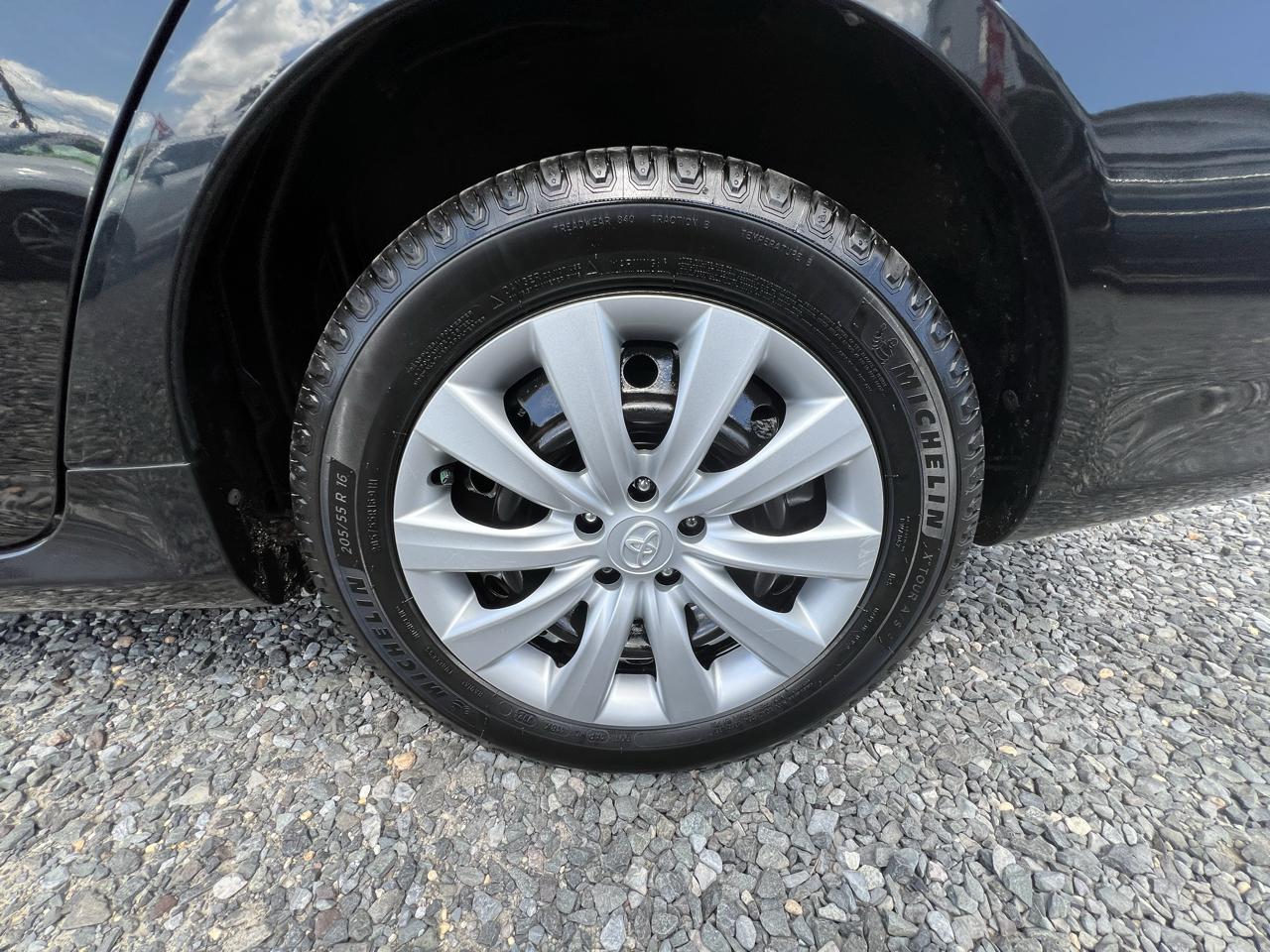 Toyota Corolla 4dr Sdn LE Auto 2012