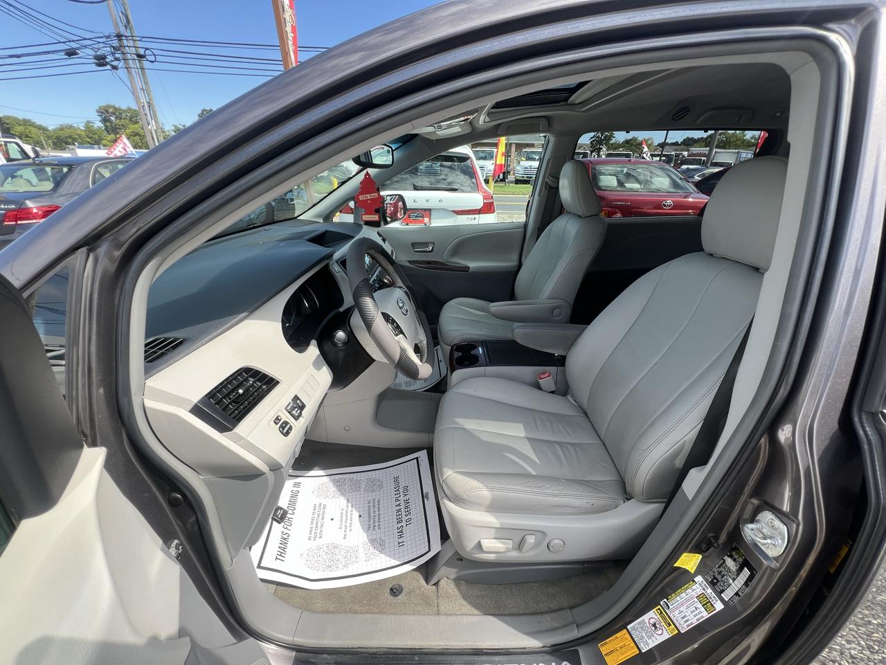 Toyota Sienna Limited AWD 7-Passenger V6 2013