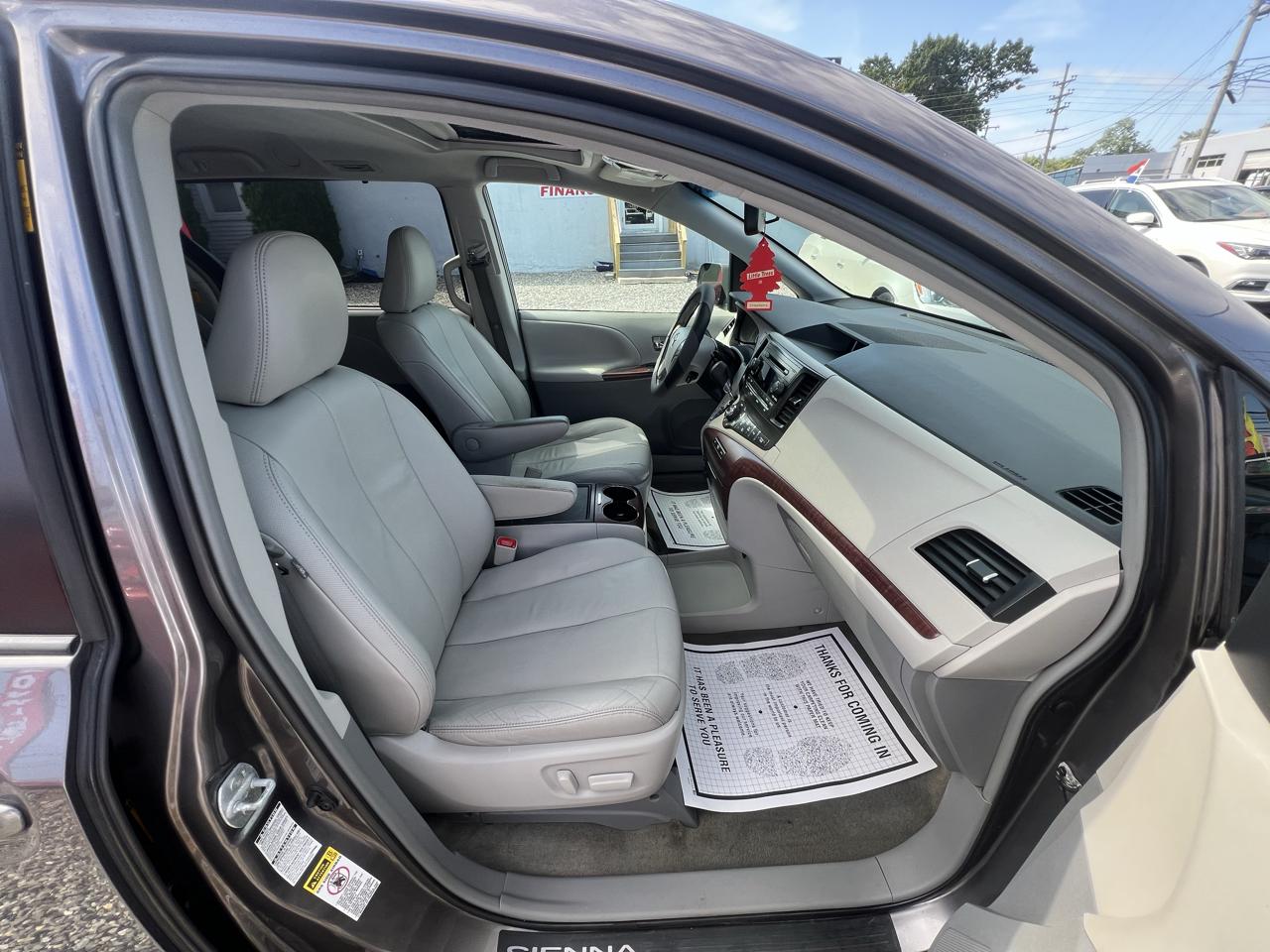 Toyota Sienna Limited AWD 7-Passenger V6 2013