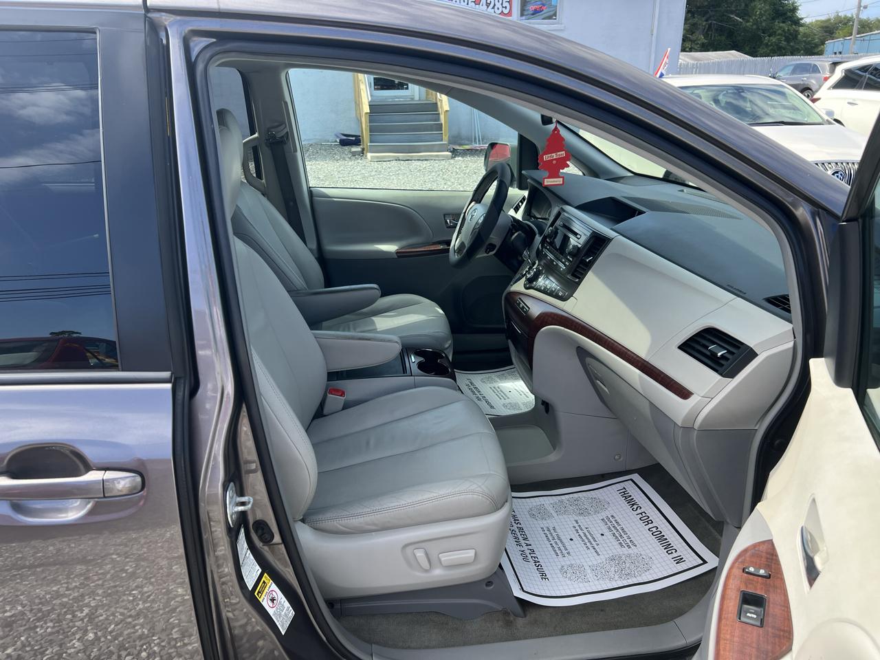Toyota Sienna Limited AWD 7-Passenger V6 2013