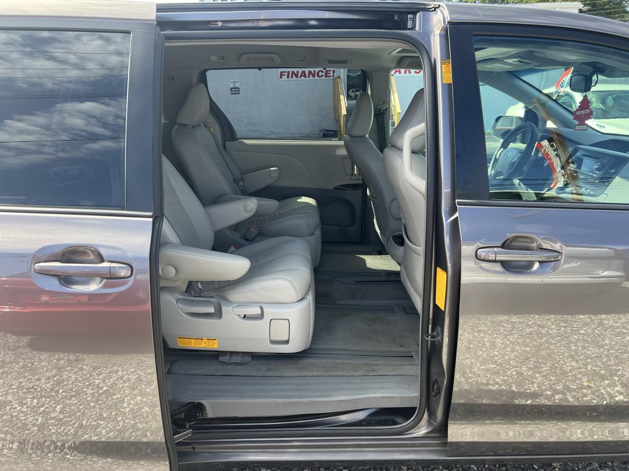 Toyota Sienna Limited AWD 7-Passenger V6 2013