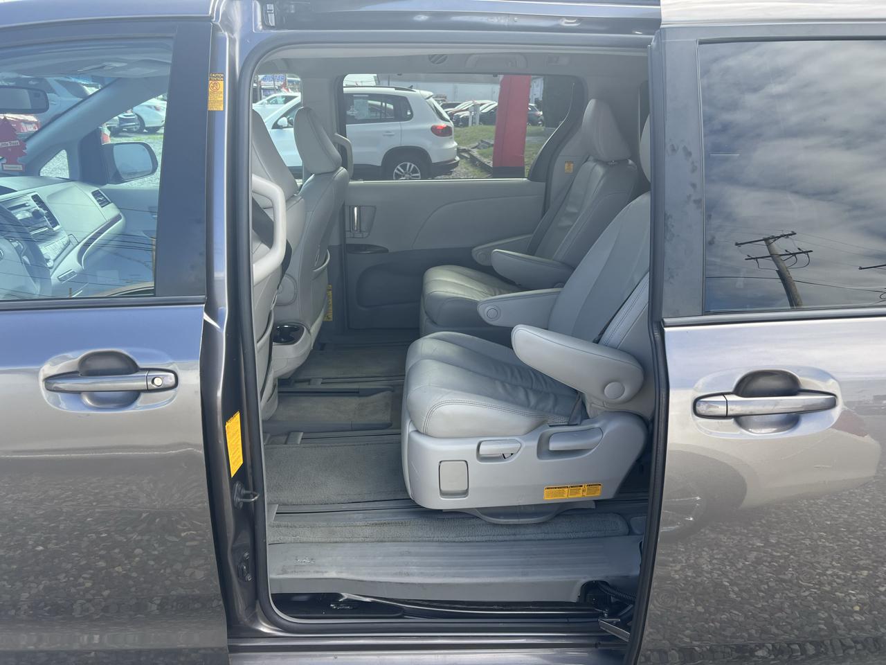 Toyota Sienna Limited AWD 7-Passenger V6 2013