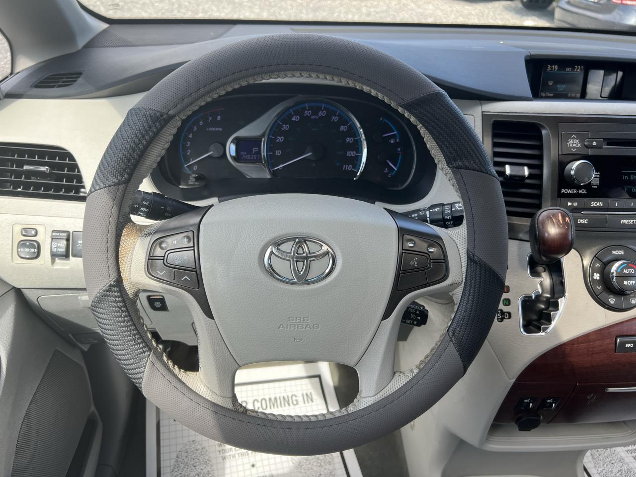 Toyota Sienna Limited AWD 7-Passenger V6 2013