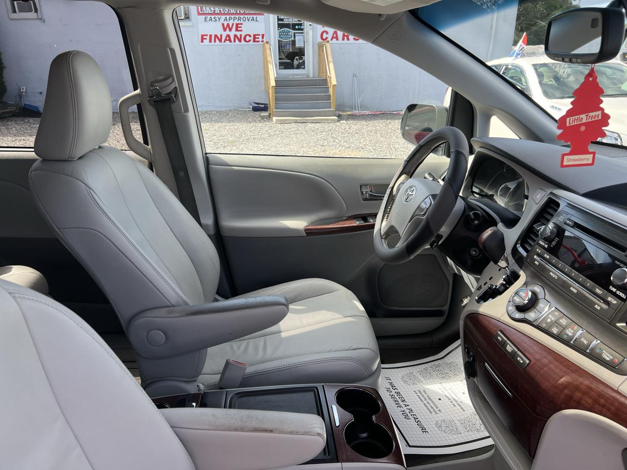 Toyota Sienna Limited AWD 7-Passenger V6 2013