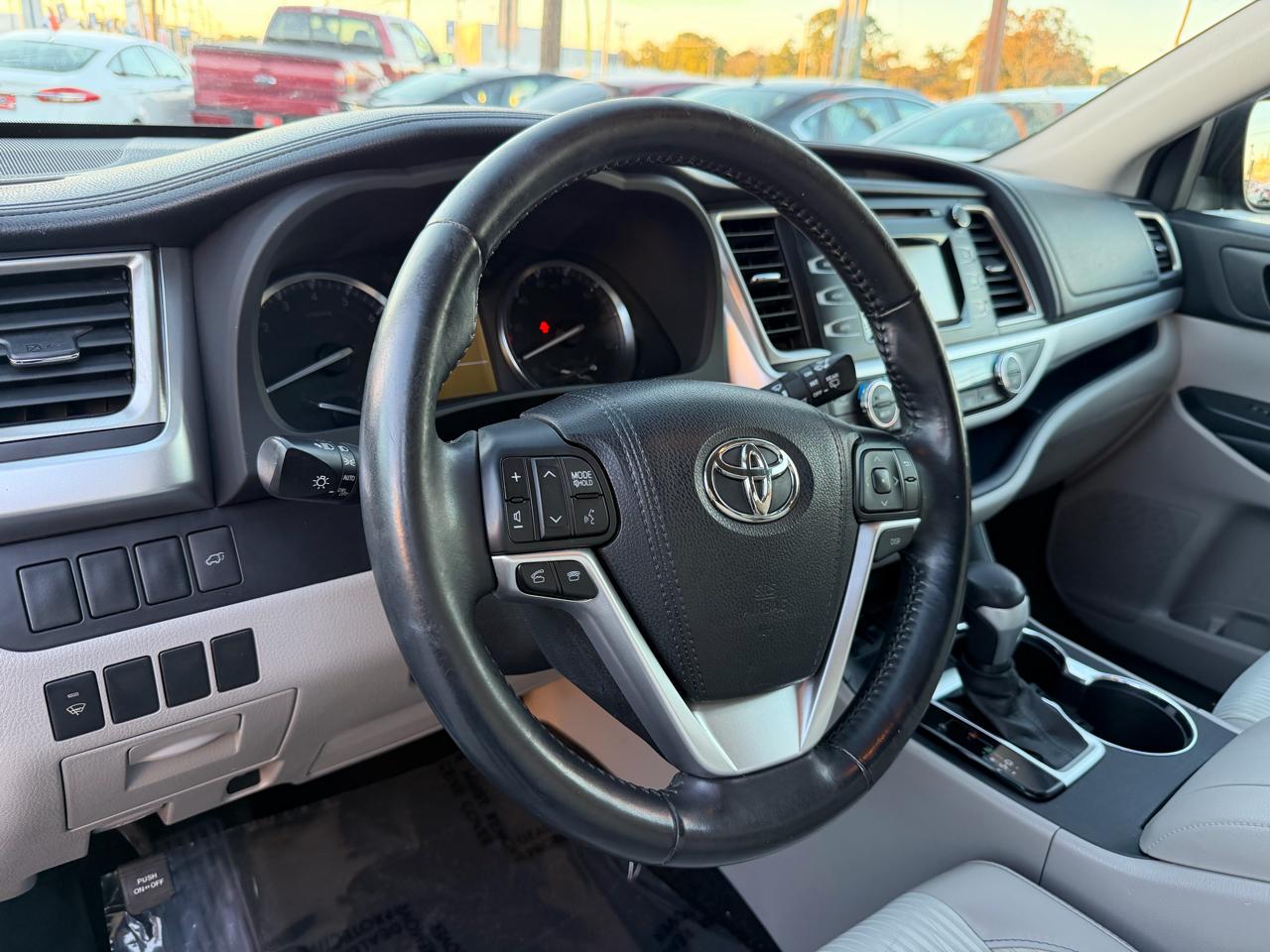 Toyota Highlander LE Plus 4D SUV FWD 2015