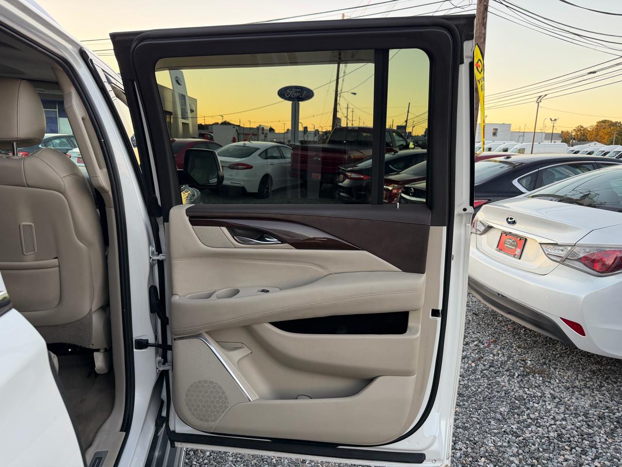 Cadillac Escalade ESV Luxury 4WD 2016
