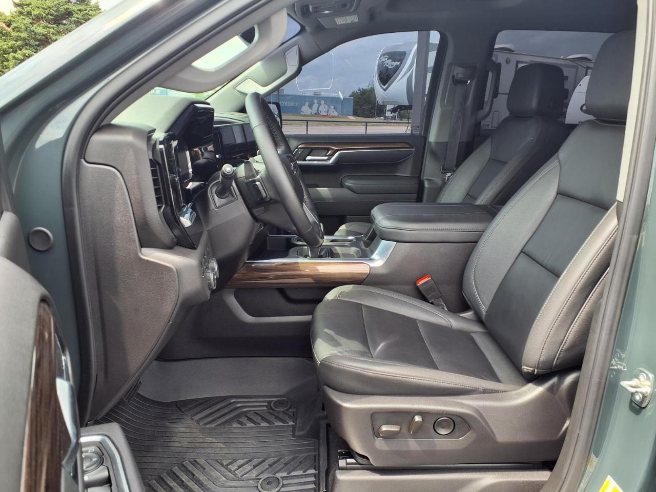 Chevrolet Silverado 1500 4WD Crew Cab 147" LT Trail Boss 2025