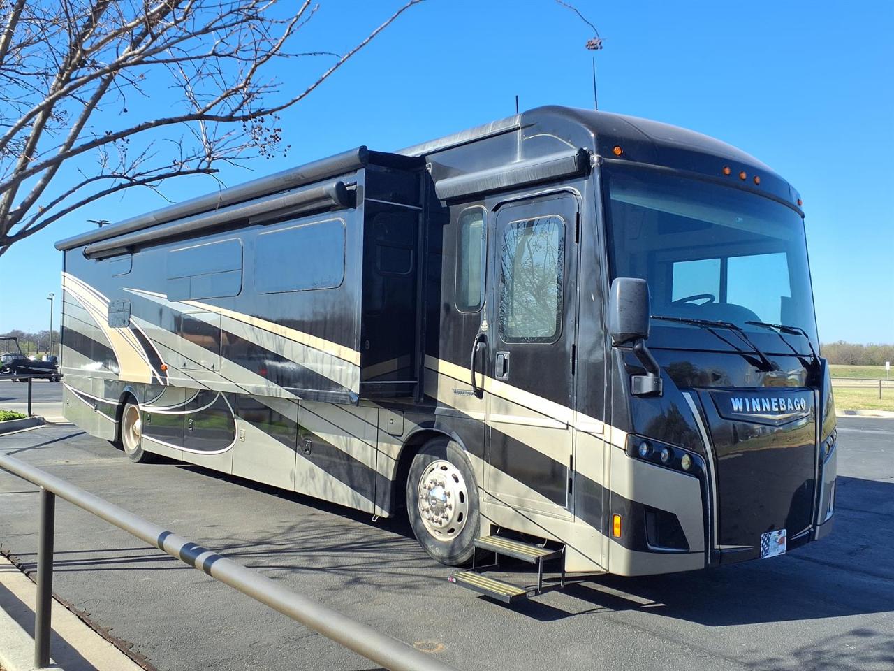 2022 Winnebago Forza 