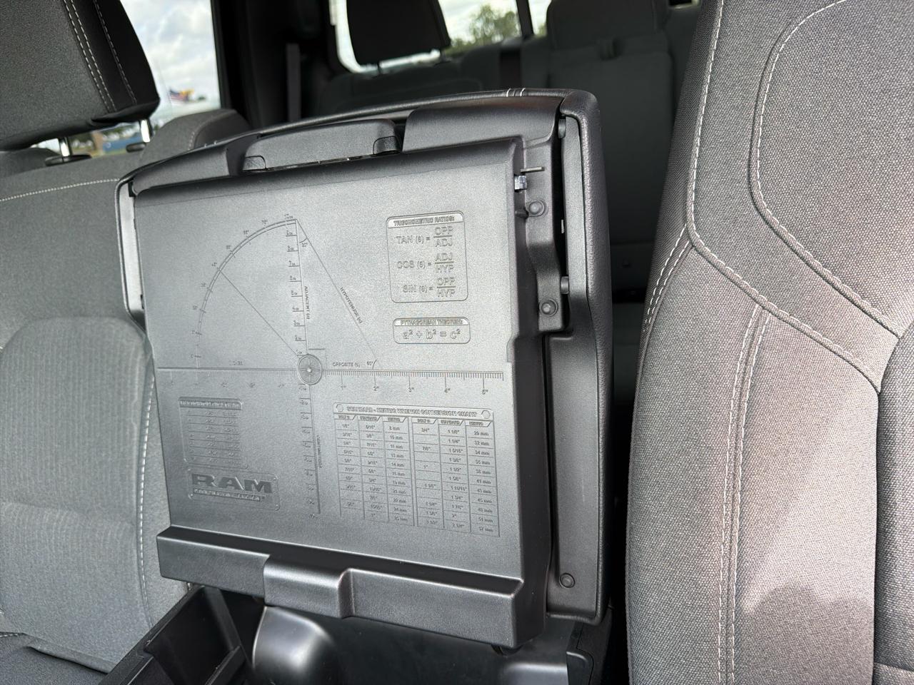 RAM 1500 Big Horn 4x2 Crew Cab 5'7" Box 2024