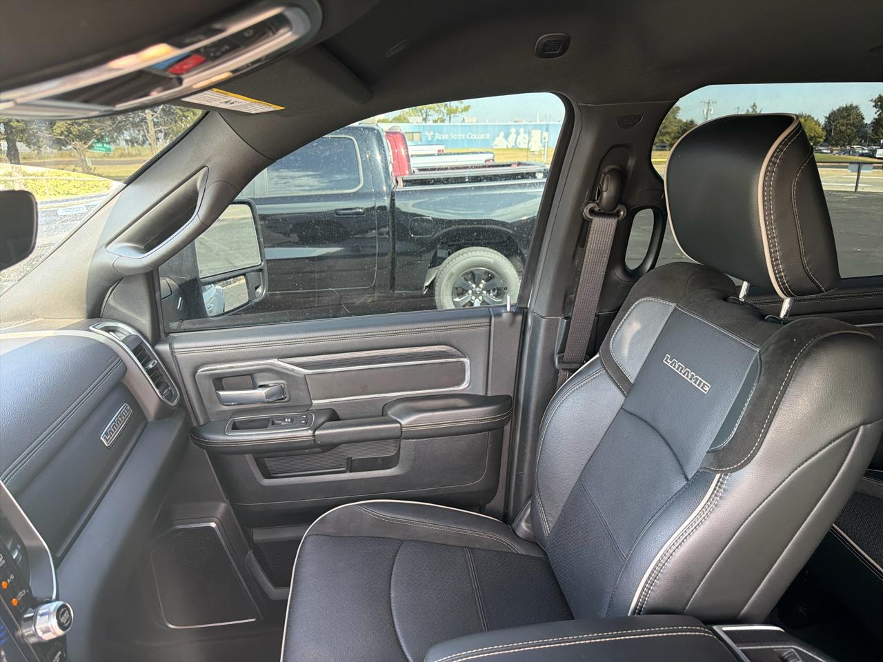 RAM 3500 Laramie 4x4 Mega Cab 6'4" Box 2024