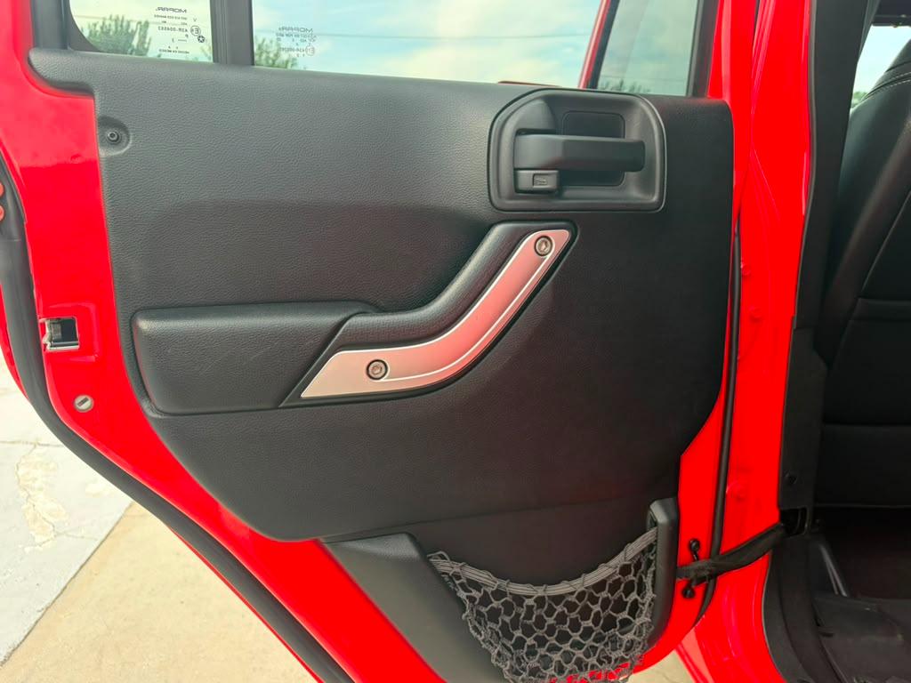 Jeep Wrangler Unlimited 4WD 4dr Sahara 2013