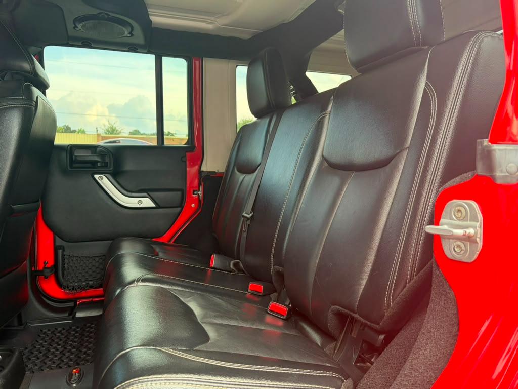Jeep Wrangler Unlimited 4WD 4dr Sahara 2013